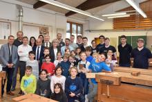 v.l.: Franz Jirka, Spartenobmann Handwerk u. Gewerbe Wirtschaftskammer Tirol, Lehrer Johannes Plank, Projektleiter Mario Kozuh-Schneeberger, Lehrerin Julia Stöckl, Lehrlingskoordinator Roland Teissl, Christian Margreiter, Direktor der Fachberufsschule, LRin Beate Palfrader, Lehrer Klaus Hechenblaikner sowie Eltern, SchülerInnen der VS Schönegg und BerufsschülerInnen der Fachberufsschule für Holztechnik.