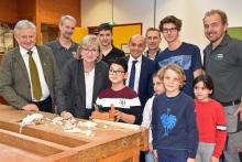 Direktor Christian Margreiter, Lehrer Klaus Hechenblaikner, LRin Beate Palfrader, Lehrlingskoordinator Roland Teissl und Lehrer Johannes Plank mit SchülerInnen der VS Schönegg und der Fachberufsschule für Holztechnik.