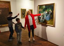 Ilena, die Leiterin des Workshops, erklärte den Schülern anschaulich die Entstehung der Bilder