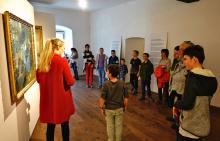 Ilena, die Leiterin des Workshops, erklärte den Schülern anschaulich die Entstehung der Bilder