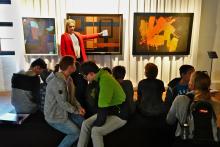 Im Raum mit den modernen Bildern startete der praktische Teil des Workshops – Inspirationen hingen genug an den Wänden