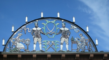 Schwibbogen mit Bergleuten und Symbolen der Bergleute in Silber