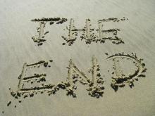 Ausschnitt eines Sandstrandes, in den "The End" geschrieben wurde