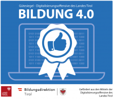 Logo von Bildung 4.0 - Blauer Hintergrund mit dem Schriftzug "Gütesiegel - Digitalisierungsoffensive des Landes Tirol Bildung 4.0" datunter eine aufgeklapptes Notebook mit einem Preisabzeichen in dessen Mitte eine hochgerichteter Daumen zu sehen ist