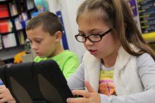 Kinder lernen mit Tablets