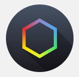 Logo von simpleclub - schwarzer Kreis mit einem eingeschriebenen Sechseck, dessen Kanten wie ein Regenbogen gefärbt  sind