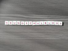Wort GRUNDSCHULBLOGS mit Buchstabensteinen geschrieben