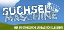 Logo Suchsel Maschine - weiße Schrift, Hintergrund: blauer Himmel und grüne Hügel