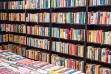 Bücherregal mit bunten Büchern