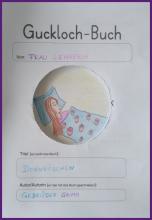 ausgefülltes Gucklochbuch mit Zeichnung vom schlafenden Dornröschen