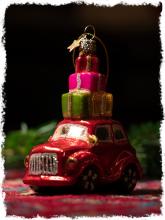 Rotes Auto mit Geschenken am Dach
