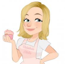 Frau hält Cupcake in der Hand