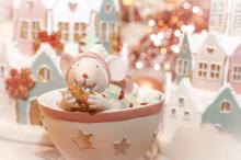 Keramikmaus in Tasse, weihnachtlicher Hintergrund