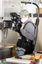 Kameramann Franco Marco Avi bei der Arbeit in der Küche