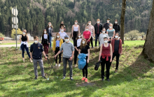 Aufklauben in COVID-Zeiten: „Aufklauber-Gruppenfoto“: Schülerinnen und Schüler der ersten Klasse Aufbaulehrgang der HBLFA Tirol mit Reinigungsausrüstung bewaffnet.