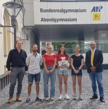 Die drei Bestgereihten aus Tirol (Anna Ebner 13., Laura Geisberger 6. und Landessiegerin, Helena Gantschnig 7.) zusammen mit Dir. Nigg (rechts) und den beiden Lehrern der Biologie-Challenge, Dr. Geiger Markus und Mag. Konzett Linus (von links).