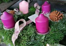 Adventkranz 3 violette und 1 rosa Kerze