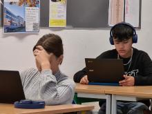 Schüler*innen während der Schularbeit