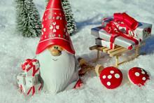 Weihnachts-Wichtel Wichtel im Schnee mit Schlitten