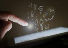 Finger zeigt auf Tablet