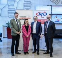 Ronald Zecha (Lehrgangsleiter), Esther Mitterstieler (ORF Tirol), Hermann Petz (Moser Holding), Othmar Tamerl (GF BFI Tirol)