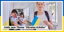 Kind in Schulgang mit ukrainischer Fahne