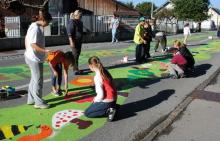 Straßenmalerei Kinder beim Malen auf der Straße