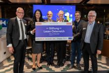 Foto (v.l.n.r.): Jörg Maas, Stiftung Lesen Deutschland; Claudia Schmidt, Thalia Österreich; Christian Pöttler, echo medienhaus; Lydia Grünzweig, Österreichischer Buchklub der Jugend; Florian Gasser i.V. von Patrick Schwarz, Zeitverlag Gerd Bucerius; Markus Feigl, Büchereiverband Österreichs Foto (v.l.n.r.): Jörg Maas, Stiftung Lesen Deutschland; Claudia Schmidt, Thalia Österreich; Christian Pöttler, echo medienhaus; Lydia Grünzweig, Österreichischer Buchklub der Jugend; Florian Gasser i.V. von Patrick Schwarz, Zeitverlag Gerd Bucerius; Markus Feigl, Büchereiverband Österreichs