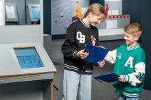 Schule schaut Museum