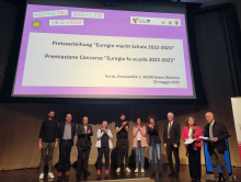 Die Preisverleihung „Euregio macht Schule 2022/23” fand im Beisein von (v. l.) Benedikt Menardi (Euregio), Fritz Tiefenthaler (Euregio), Thomas Neuwirth (Bildungsdirektion Tirol), Francesca Quercia (italienisches Schulamt), Andreas Eisendle (Euregio), Magdalena Lerchegger (ladinisches Schulamt), Elisa Bertò (Euregio), Werner Mayr (Bildungsdirektion Tirol), Raffaella Di Iorio (Euregio) und Daniel Karl Mascher (deutsches Schulamt) statt.