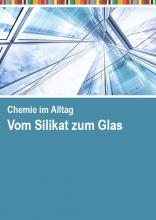 Blick nach oben auf ein Hochhaus mit vielen Fenstern