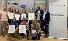 Auf dem Foto (v.l.n.r.): hinten: Armin Haueis (Abteilungsleiter BIZ Innsbruck, AMS Tirol), Katrin Winkler (PTS St. Johann in Tirol), Andrea Stadler, Regina Feuersinger (PTS Wörgl), Barbara Tlusty (PTS Reutte), Mag. Helmut Hammerl (Bildungsdirektion Tirol), Ing. Markus Fillafer (Geschäftsführer Tiroler Bildungsservice) vorne: Thomas Walch BEd (PTS Innsbruck), Peter Haupt BEd (PTS Mayrhofen & PTS Zell am Ziller), Hubert Hilgert (Playmit)