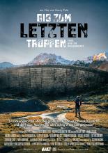 Eine Person, die auf die Alpen und das Kraftwerk Kaunertal im Hintergrund blickt