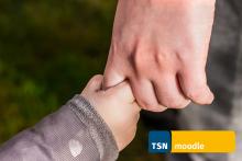 Kinderhand greift nach einer Erwachsenenhand mit TSNmoodle Logo
