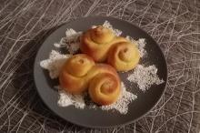 zwei lussekatter auf einem Teller