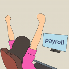 Frau, die jubelnd vor einem Monitor sitzt, auf dem "Payroll" zu lesen ist