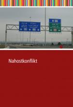 Straßenschilder auf der Autobahn mit Bergen im Hintergrund