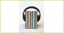Bücher um die ein Kopfhörer hängt