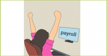 Frau, die jubelnd vor einem Monitor sitzt, auf dem "Payroll" zu lesen ist