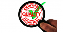 grüner Haken, darüber eine Lupe mit der Aufschrift Quality Control