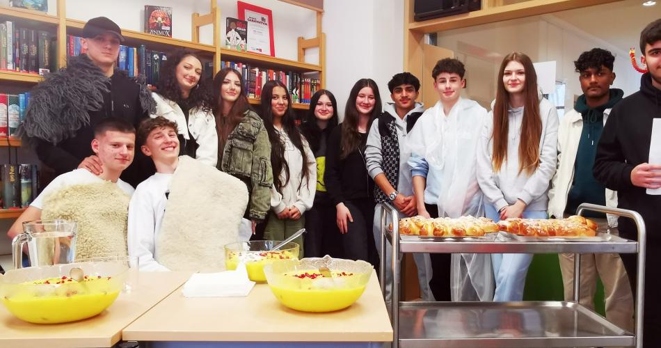 Die Handelsschüler:innen aus Schwaz zu Besuch in der Mittelschule.