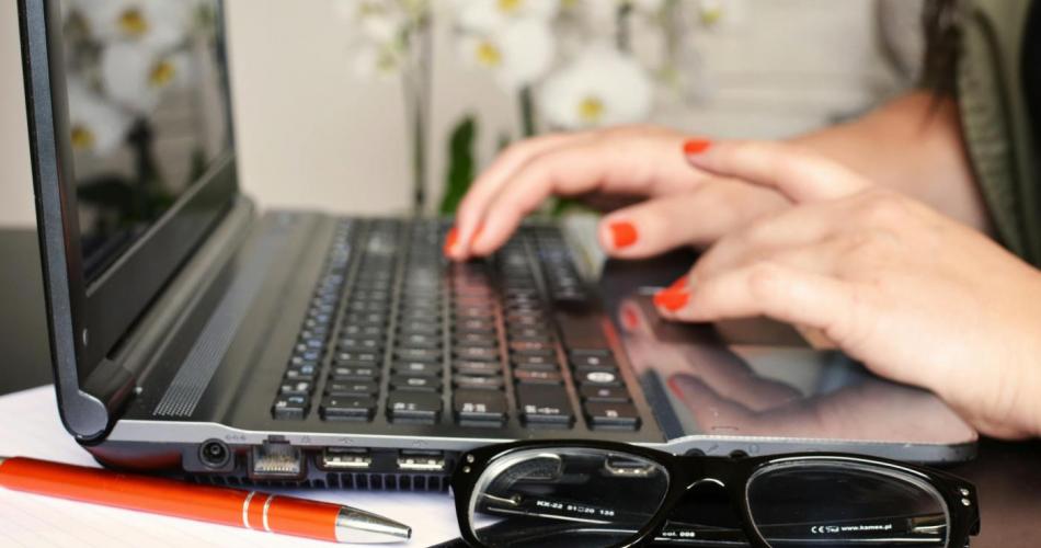 Laptop, Brille und Stift