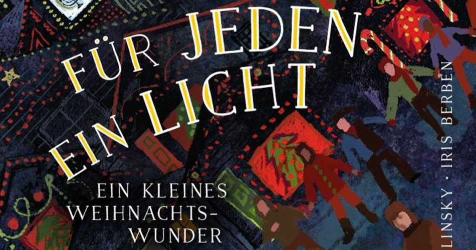 Eltern mit Kindern, welche die Chanukka-Lichter tragen