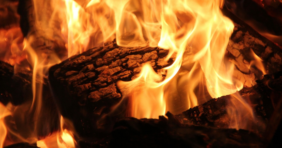 brennendes Holzstück in einem Kamin