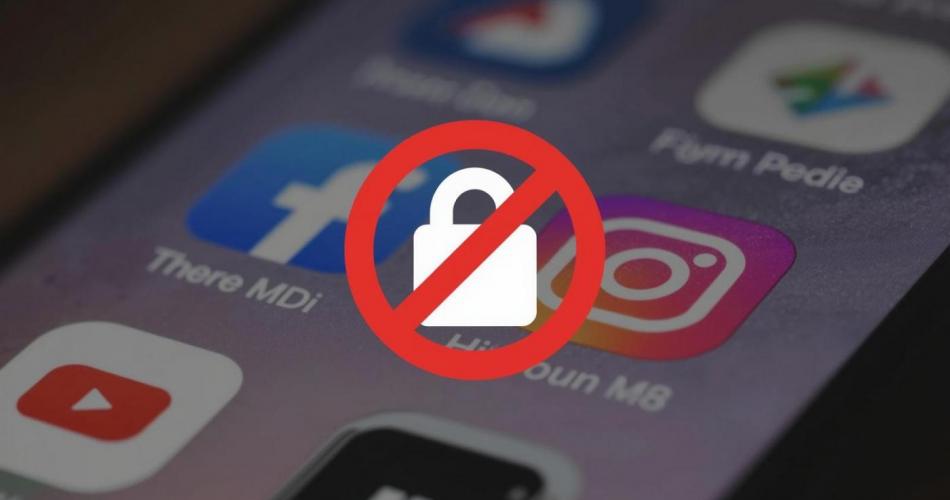 Nahaufnahme eines Smartphone Bildschirms mit App Symbolen von Facebook, Instagram und YouTube. Über den Symbolen liegt ein rotes Verbotsschild mit einem durchgestrichenen weißen Vorhängeschloss als Zeichen für eine Zugangssperre oder Altersbeschränkung bei Social Media.