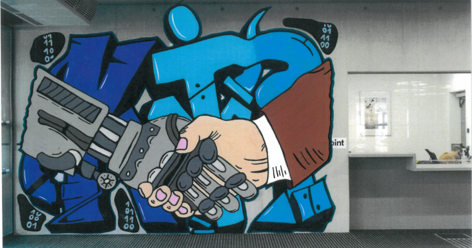 Graffiti im Eingangsbereich der Pädagogischen Hochschule Tirol. Das Bild zeigt einen Handschlag zwischen einer menschlichen Hand in einem Anzugärmel und einer mechanischen Roboterhand. Im Hintergrund sind stilisierte blaue Figuren zu sehen. Rund um das Motiv verteilt sind schwarze Sprechblasen-Elemente mit Binärcode (Nullen und Einsen). Das Werk wurde von Schüler:innen der Mittelschule Silz-Mötz im Wahlpflichtfach FETCH THE SKETCH gestaltet und thematisiert die Zusammenarbeit zwischen Mensch und Künstlicher
