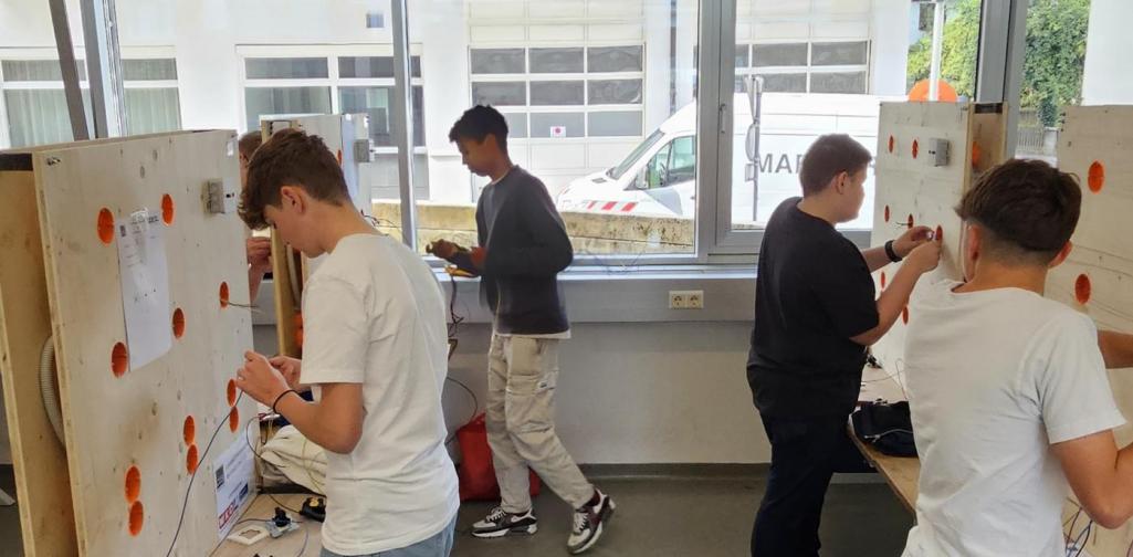 Schüler:innen beim Elektrotechnikwettbewerb PTS Schüler:innen beim Elektrotechnikwettbewerb PTS
