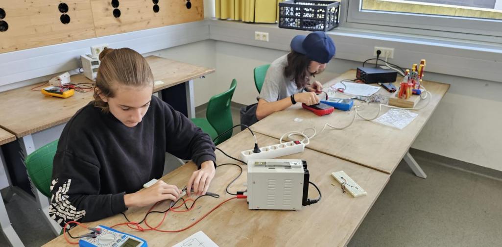 Schüler:innen beim Wettbewerb Schüler:innen beim Wettbewerb